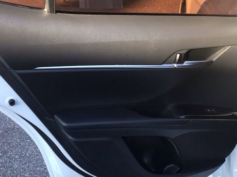 Used 2018 Toyota Camry SE image 12