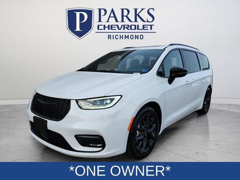 Used 2025 Chrysler Pacifica Limited image 3