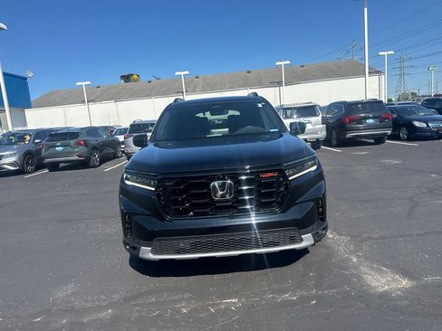Used 2024 Honda Pilot TrailSport image 3