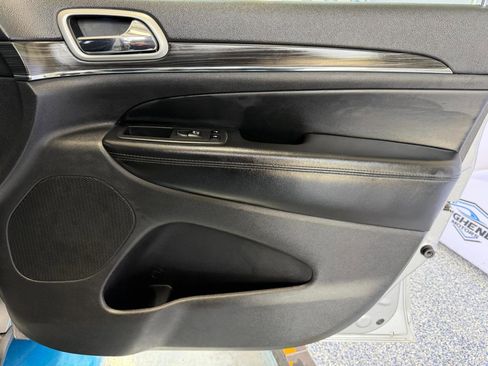 Used 2019 Jeep Grand Cherokee Limited w/ Trailer Tow Group IV image 24