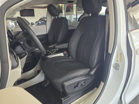 Used 2018 Chrysler Pacifica Touring Plus w/ Tire & Wheel Group image 9