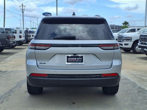 Used 2025 Jeep Grand Cherokee Altitude AWD/4WD image 6