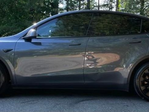Used 2022 Tesla Model Y Long Range AWD/4WD image 3