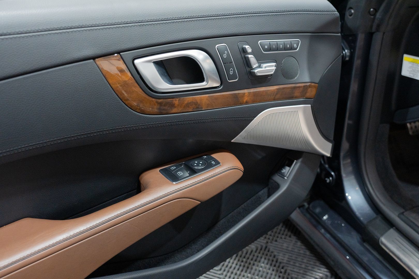 Used 2013 Mercedes-Benz SL 550 image 16