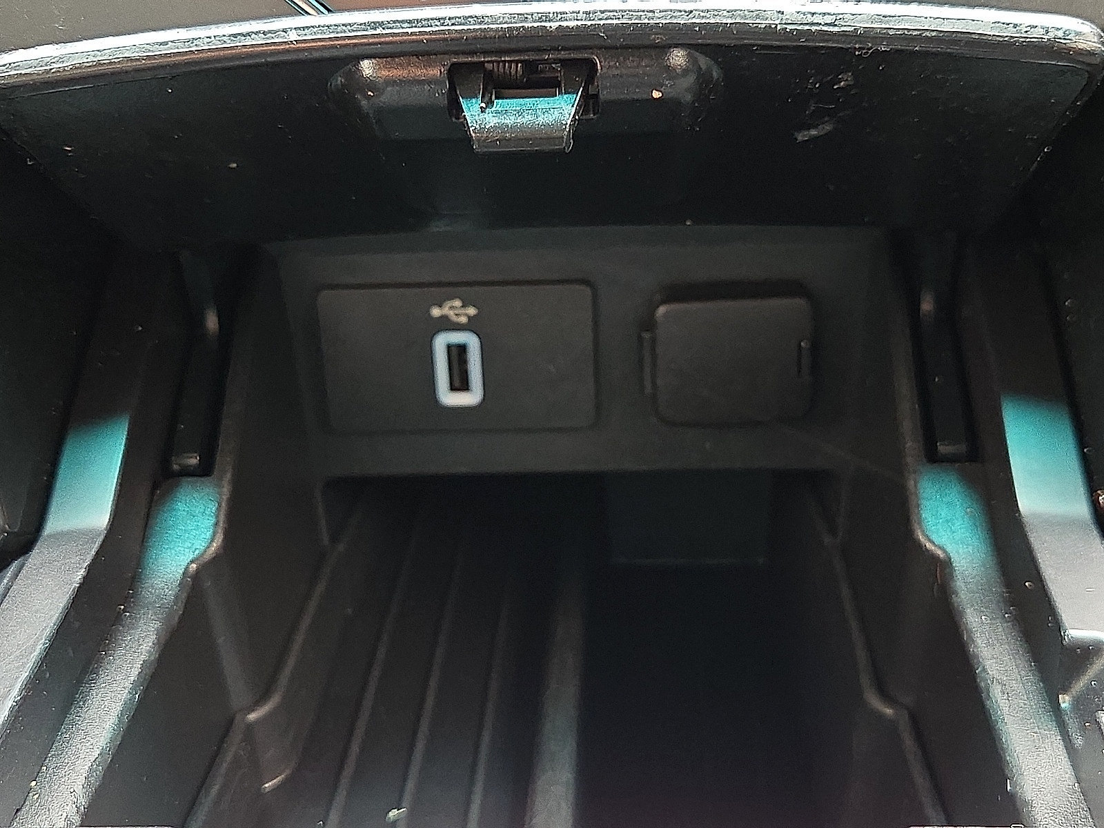 Used 2018 Ford Explorer XLT w/ Equipment Group 202A FWD image 18