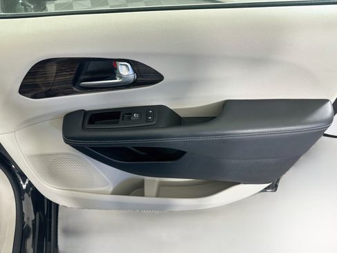 Used 2023 Chrysler Pacifica Limited FWD image 34