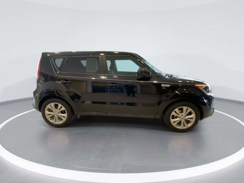 Used 2016 Kia Soul + image 9