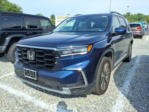 Certified 2025 Honda Pilot Touring image 3