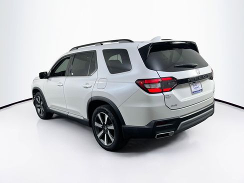 Used 2023 Honda Pilot Touring image 7