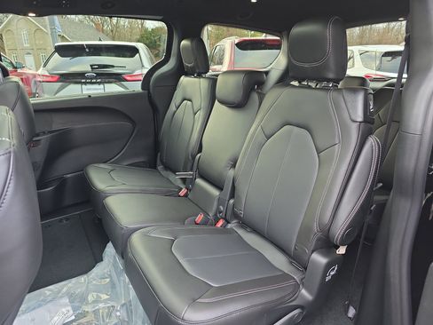 New 2026 Chrysler Pacifica Select w/ S Appearance Package FWD image 14