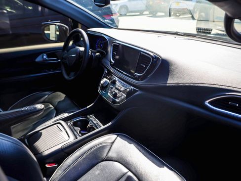 Used 2022 Chrysler Pacifica Limited w/ S Appearance Package FWD image 3