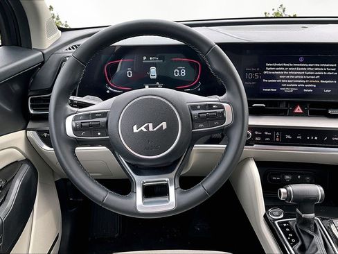 Used 2025 Kia Sportage EX image 5