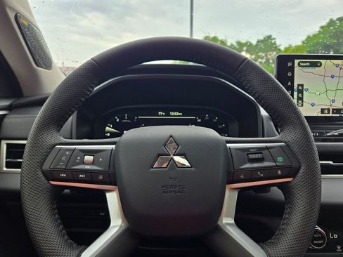 New 2025 Mitsubishi Outlander SE image 30