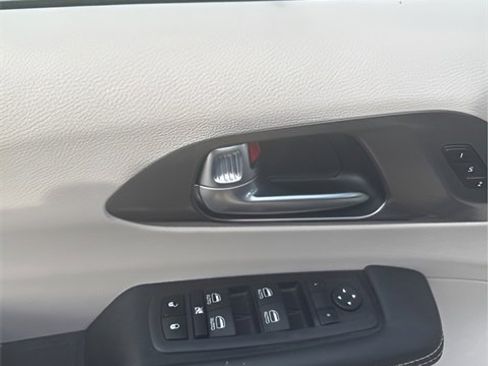 Used 2024 Chrysler Pacifica Touring-L w/ Uconnect Theater Family Group image 12