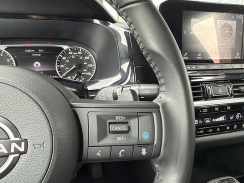 Used 2025 Nissan Pathfinder SV FWD image 27