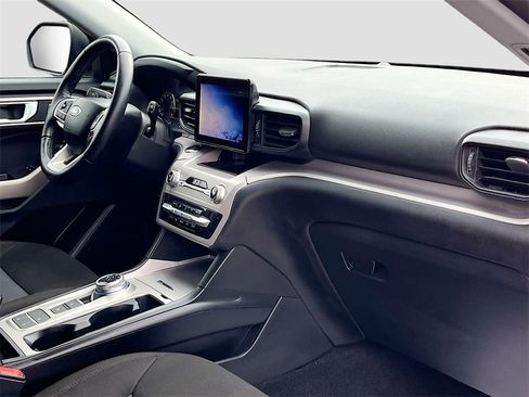 Used 2023 Ford Explorer XLT image 29