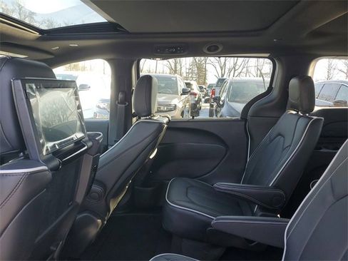 New 2026 Chrysler Pacifica Limited w/ Uconnect Theater Family Group image 40