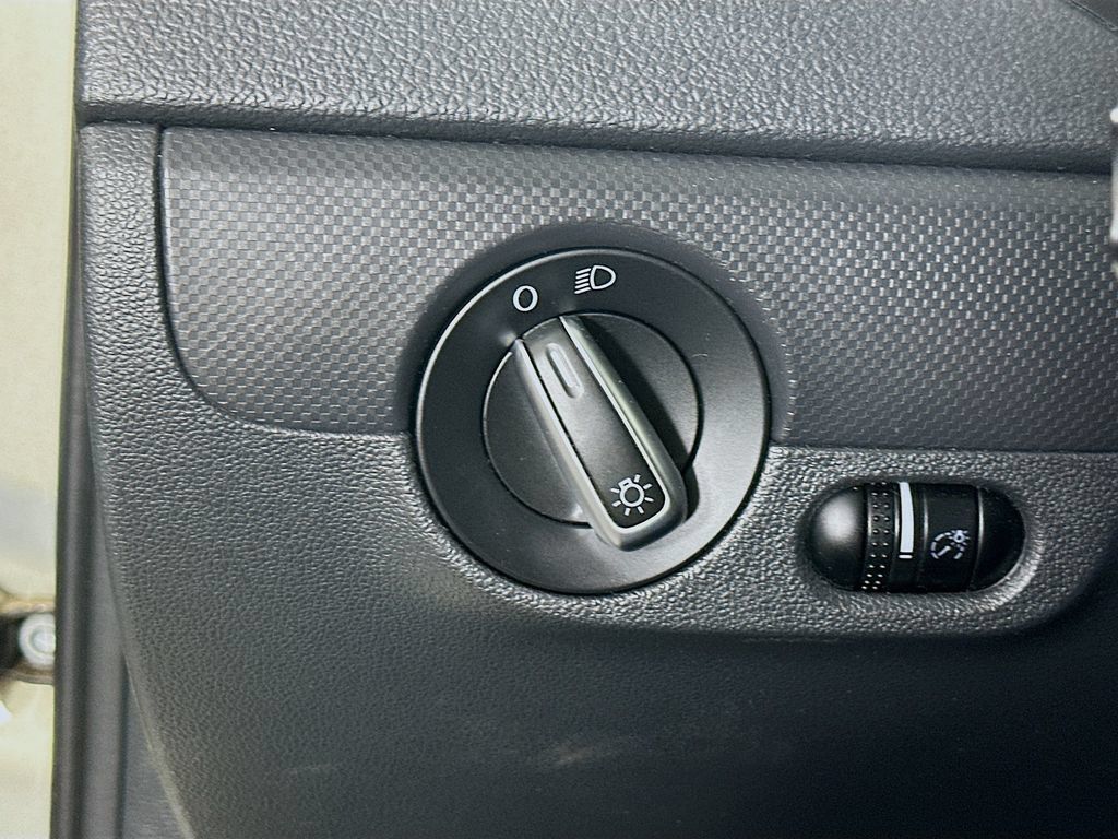 Used 2011 Volkswagen Jetta SE FWD image 12
