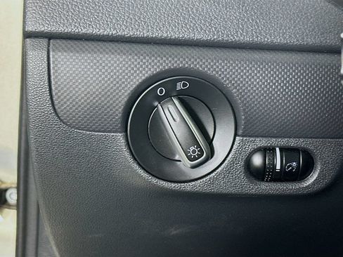 Used 2011 Volkswagen Jetta SE FWD image 12