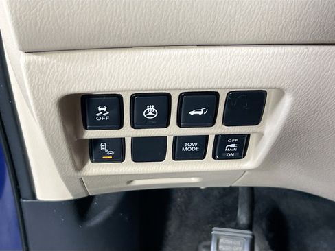 Used 2019 Nissan Pathfinder SL FWD image 10