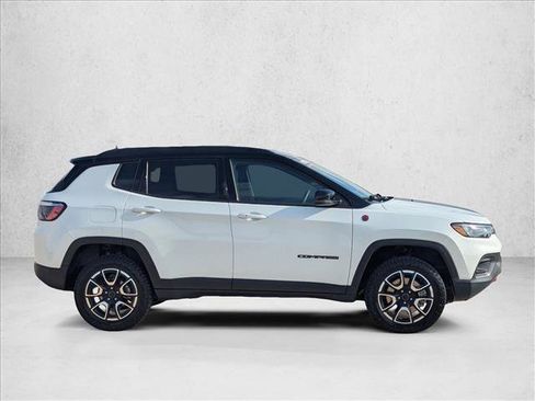 Used 2025 Jeep Compass Trailhawk AWD/4WD image 4