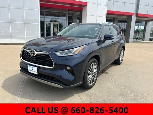 Used 2023 Toyota Highlander Platinum FWD image 2
