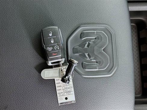 New 2026 RAM 2500 Laramie AWD/4WD image 19