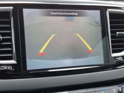 Used 2023 Chrysler Pacifica Touring-L image 4