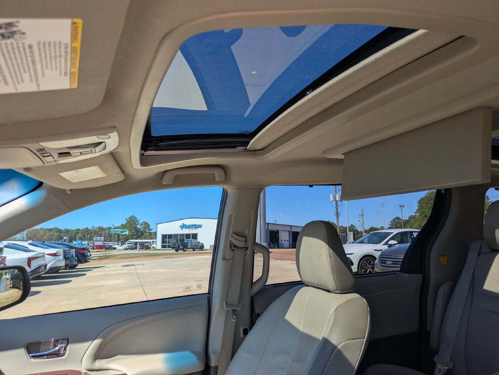 Used 2012 Toyota Sienna Limited w/ Premium Pkg FWD image 6