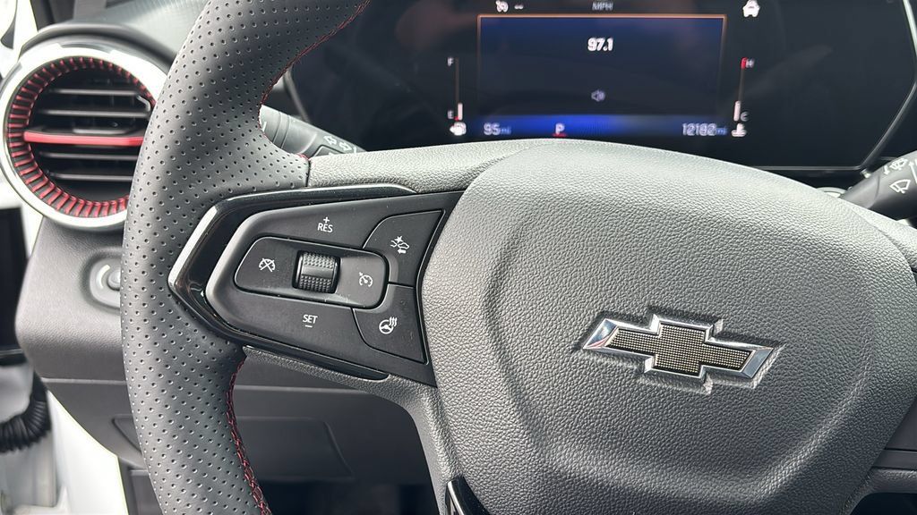 Used 2025 Chevrolet Trax RS w/ Sunroof Package FWD image 17