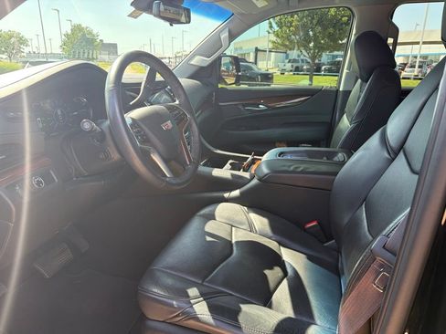 Used 2017 Cadillac Escalade Luxury RWD image 2