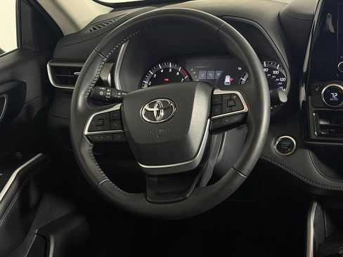 Used 2025 Toyota Highlander XLE FWD image 14