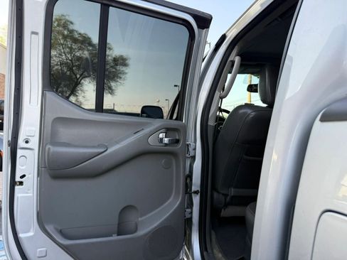 Used 2013 Nissan Frontier SL w/ Moonroof Pkg AWD/4WD image 34