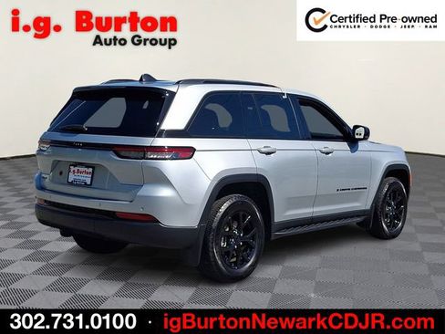 Used 2025 Jeep Grand Cherokee Altitude AWD/4WD image 6