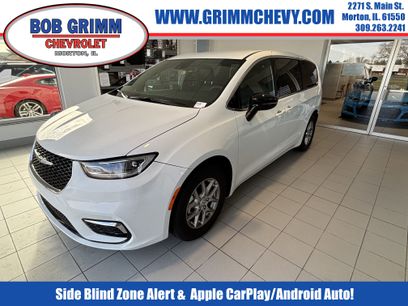 Used 2026 Chrysler Pacifica Select