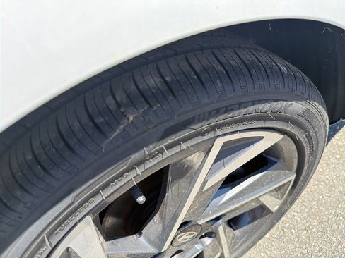 Certified 2025 Hyundai Elantra Limited FWD image 12