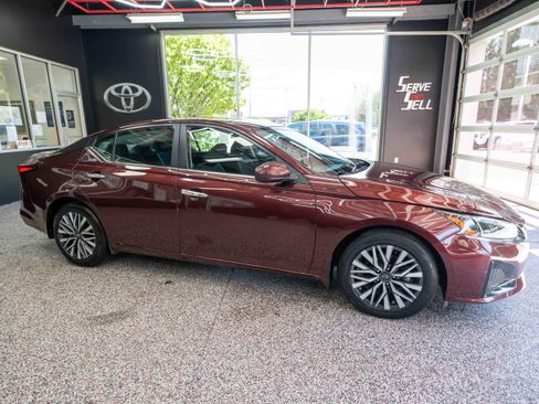 Used 2023 Nissan Altima 2.5 SV w/ SV Premium Package image 5