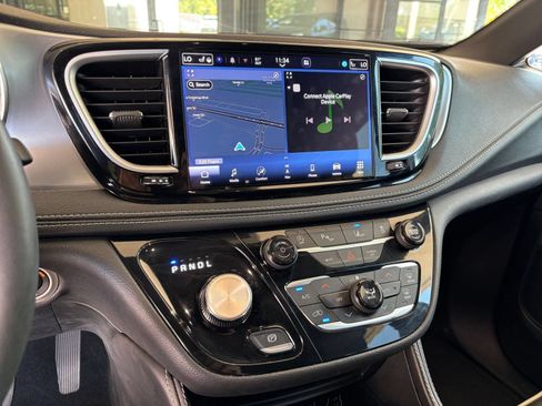 Used 2025 Chrysler Pacifica Limited FWD image 18
