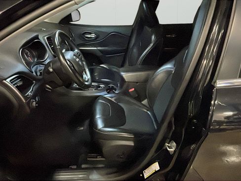 Used 2019 Jeep Cherokee Latitude Plus FWD image 10