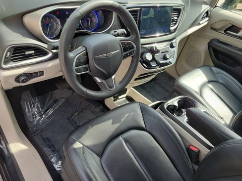 Used 2023 Chrysler Pacifica Touring-L FWD image 13