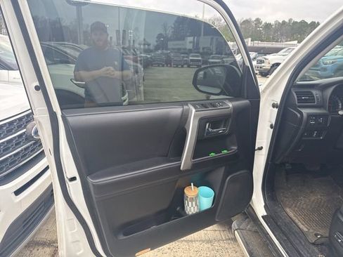 Used 2016 Toyota 4Runner SR5 image 19