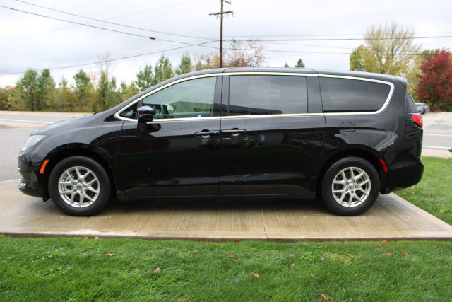 Used 2025 Chrysler Voyager LX FWD image 27