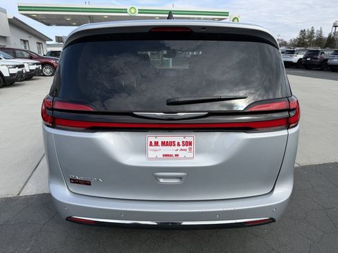 Used 2023 Chrysler Pacifica Touring-L image 7