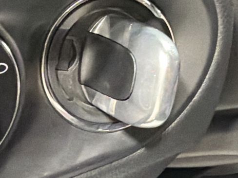 Certified 2025 Porsche Macan image 36