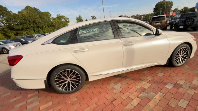 Used 2020 Honda Accord Touring image 2