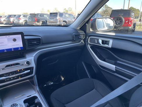 Used 2022 Ford Explorer XLT image 31
