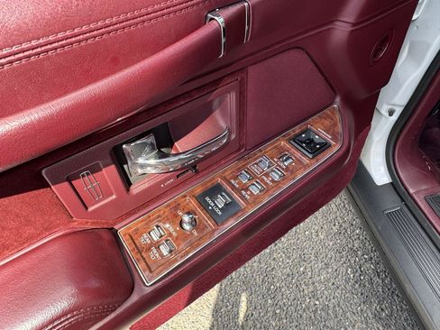 Used 1994 Lincoln Town Car Executive RWD image 26
