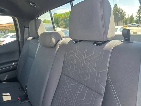 Used 2017 Toyota Tacoma TRD Off-Road AWD/4WD image 17