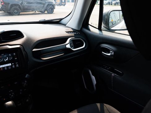 Used 2018 Jeep Renegade Latitude FWD image 10