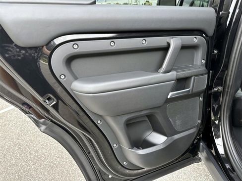 Used 2025 Land Rover Defender 110 V8 image 12